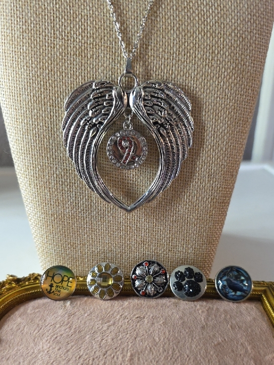 Ginger Snaps Jewelry - Vintage Ginger Snaps Silver Angel Wings Pendant Necklace w 6 Interchangable Snap